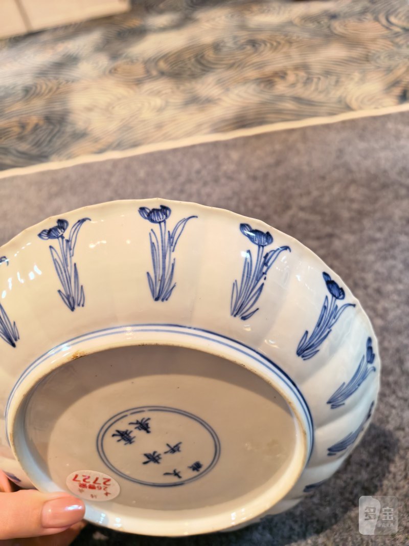 清康熙 青花人物瓜棱型盘一对 - 图3